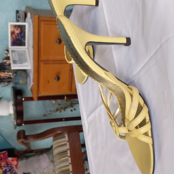 yellow staccato sandals, sz 6.5, 3 1/2" heel., leather.   scuffing toe area - Picture 4 of 5